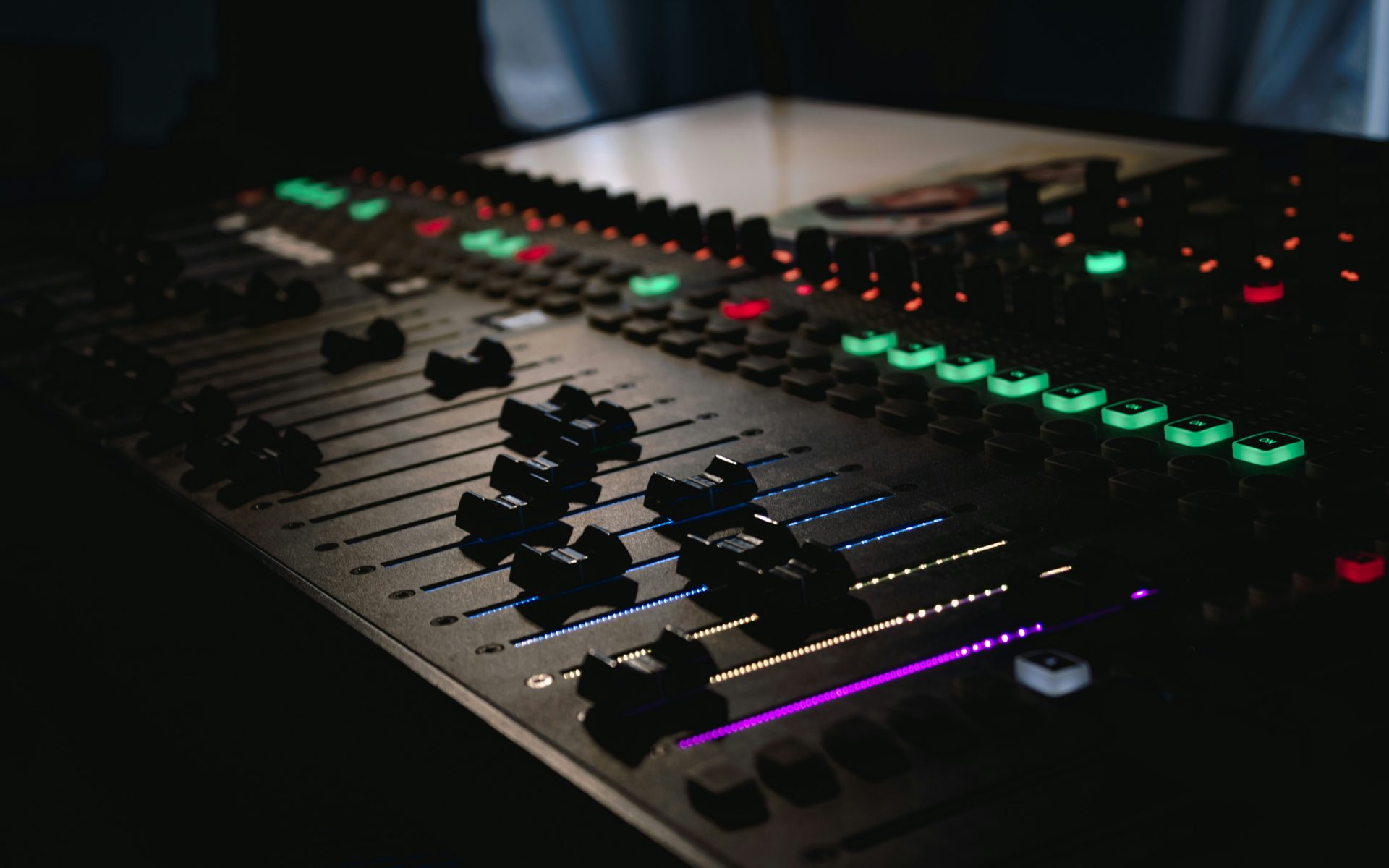 mixeur audio noir et vert